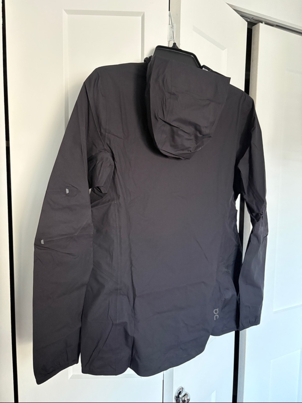NWT [On] Cloud Running Anorak Waterproof Jacket Coat Windbreaker Black Women’s S - Picture 10 of 13